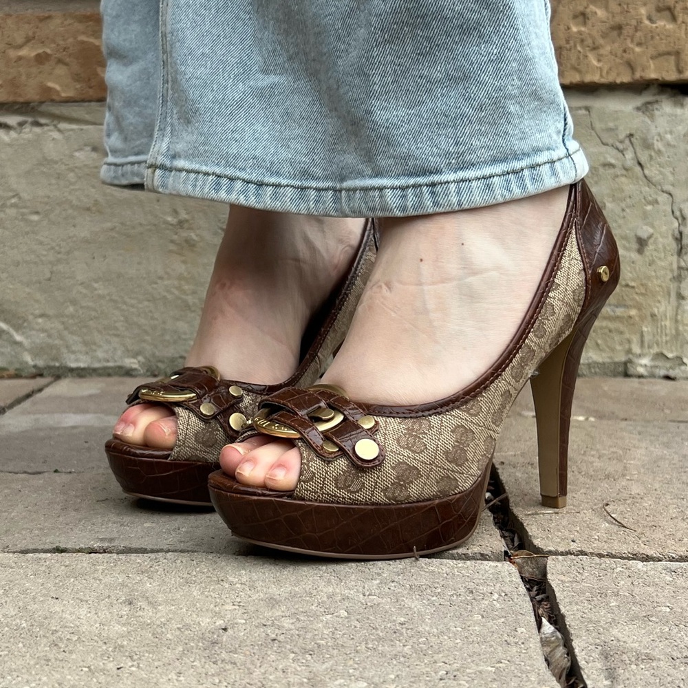 34. Vintage 00s brown Guess monogram peep-toe heels (fits US 7.5) - Picture 3 of 6